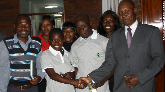 Niña huérfana comienza la universidad a los 14 años en Zimbabwe