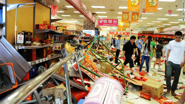 Security guards try to remove Chinese protesters who ransacked Japan's JUSCO departmental store, in Qingdao on September 15. 