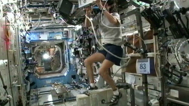 La astronauta Sunita Williams realiza la primera triatlón en el espacio