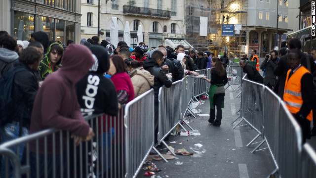 Customers queue up to purchase Apple's iPhone 5 in Paris.