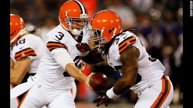 Quarterback Brandon Weeden of the Cleveland Browns hands off to running back Trent Richardson on Thursday.