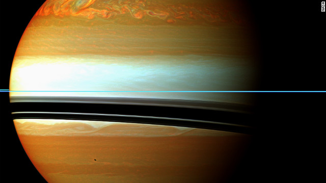 Una tormenta de gas provoca un enorme "eructo de energía" en Saturno