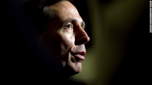 David Petraeus atribuye a Al Qaeda el ataque a la embajada en Libia