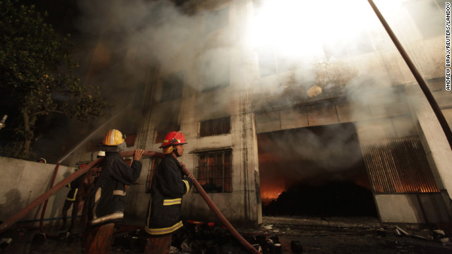 Incendio en una fábrica de ropa en Bangladesh deja al menos 117 muertos