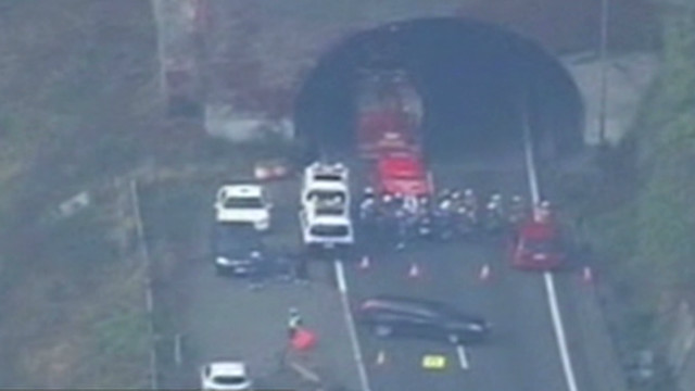 La policía de carreteras de Japón halló varios cuerpos quemados dentro de un vehículo después de que un túnel colapsara en Japon