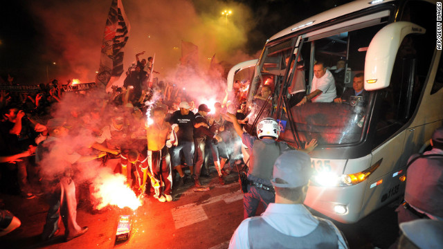 Hundred of fans followed the team bus from the Corinthians training camp to the airport.