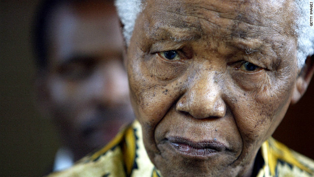 Nelson Mandela es operado y permanece en el hospital