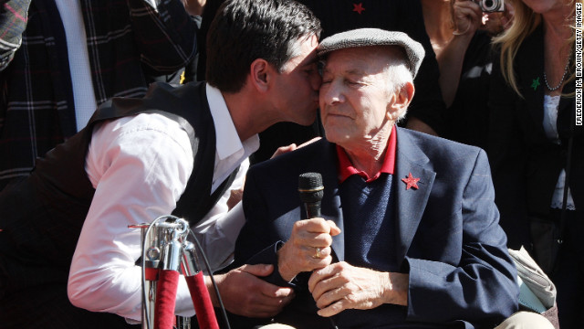 Actor John Stamos, left, kisses Klugman during his induction ceremony on the Hollywood Walk of Fame on November 16, 2009, in Hollywood, California.