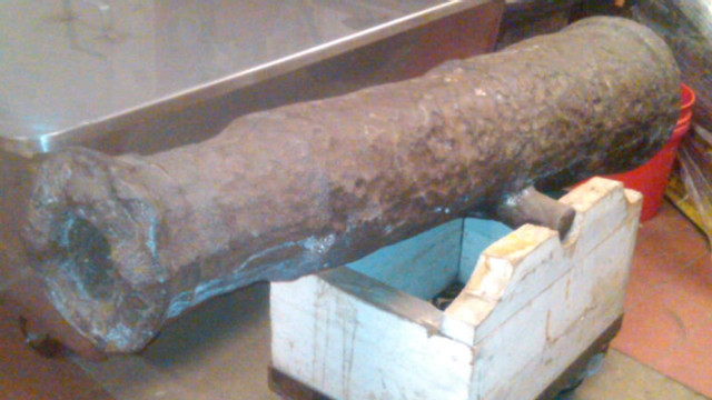 Un cañón de más de 200 años estaba cargado con pólvora y una bala