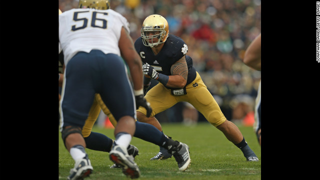 Te'o makes a play against the Pittsburgh Panthers at Notre Dame Stadium on November 3, 2012.