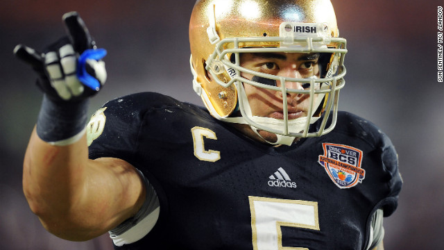 Te'o raises his hand during the third quarter of the Fighting Irish's BCS National Championship game against Alabama on January 7.