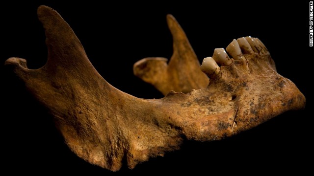 The lower jaw shows a cut mark caused by a knife or dagger.