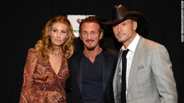 Singer Faith Hill, actor Sean Penn and singer Tim McGraw pose on the red carpet.