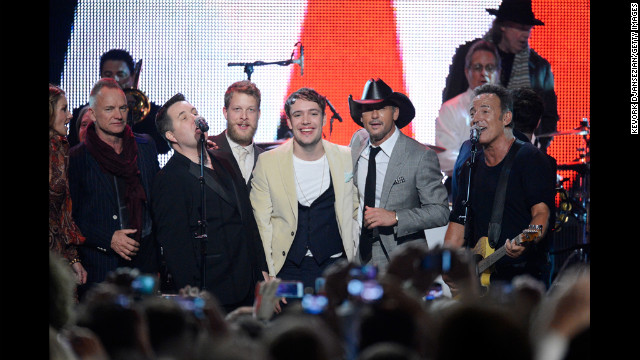 Sting, Ken Casey, Ted Dwane, Ben Lovett, Tim McGraw and Springsteen perform together.