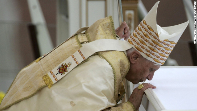 Revelan que Benedicto XVI sufrió una caída durante su visita a México