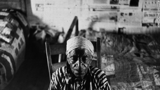 An elderly woman, who was born a slave, photographed in 1941 in a farm near Greensboro, Alabama. 