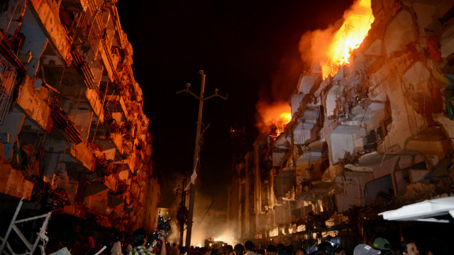  La explosión de un coche-bomba en la ciudad más grande de Pakistán dejó al menos 42 personas muertas y 145 heridas, dijo la policía el domingo.