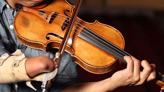 Violinista con una sola mano ayuda a otros discapacitados a expresarse musicalmente