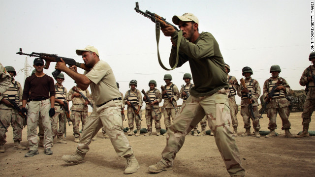 Iraqi army commandos teach junior soldiers during a combat training course in Baquba on July 18, 2007.