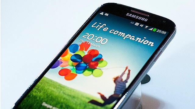 Samsung has announced that a smaller version of its flagship Galaxy S4 phone, the mini, is on its way.