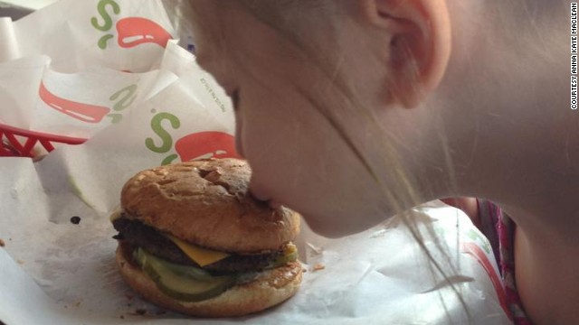 Una mesera, una niña con autismo y una hamburguesa partida estremecen la red