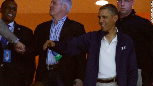 Obama takes in Syracuse-Marquette game