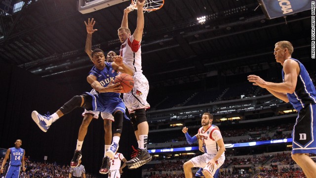 Quinn Cook of Duke, left, passes the ball to teammate Mason Plumlee.