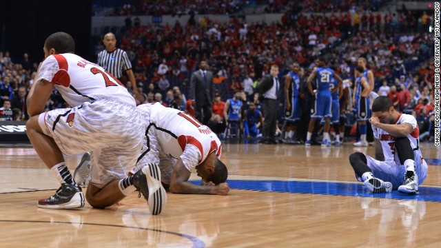  Louisville players react to Ware's injury.