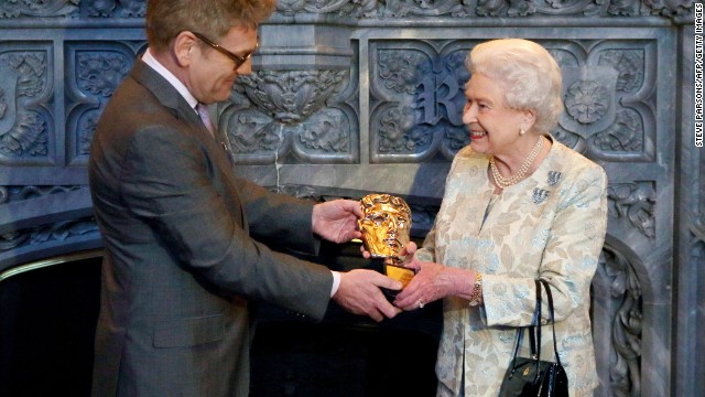 La reina Isabel II recibe un BAFTA por su interpretación como "chica Bond"
