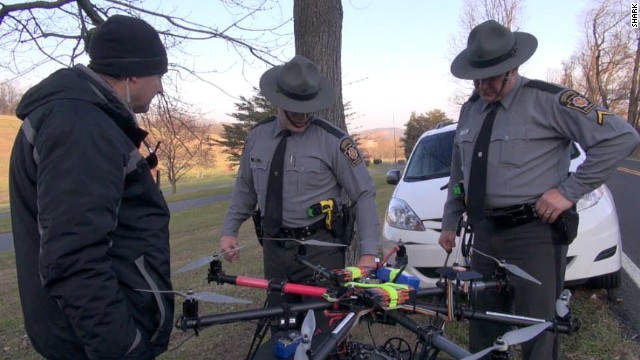 Alcuni ufficiali ispezionano uno dei droni professionali con telecamera lanciati dal gruppo sui diritti degli animali 