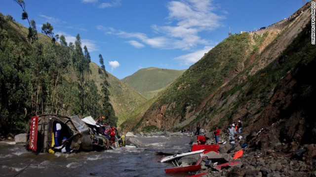 Al menos 33 muertos tras caer un autobús por un precipicio en Perú
