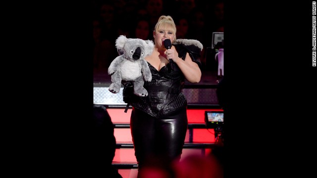 Host Rebel Wilson, who hails from Australia, injects some Down Under flavor into Sunday's proceedings. <a href='http://www.mtv.com/videos/misc/898751/rebel-wilson-and-her-koala-chlamydia-scope-out-the-crowd.jhtml' >She brings out a stuffed koala</a> and uses its "excellent X-ray vision" to play pranks on celebrities Quvenzhané Wallis and Chris Evans. 