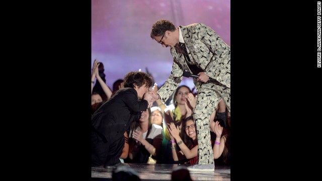 Peter Dinklage presents Will Ferrell with the Comedic Genius Award, paying his respects when the actor took the stage in a three-piece suit with a money motif.