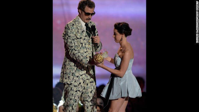 Aubrey Plaza provides the<a href='http://marquee.blogs.cnn.com/2013/04/15/aubrey-plaza-stage-crashes-mtv-movie-awards/'> head-scratching moment of the night</a> when she hops up on the stage and tries to take Will Ferrell's Golden Popcorn statue.