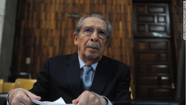 Ríos Montt es internado tras sufrir un desmayo rumbo a los tribunales