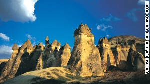 Göreme valley and its surroundings contain rock-hewn sanctuaries that provide unique evidence of Byzantine art.