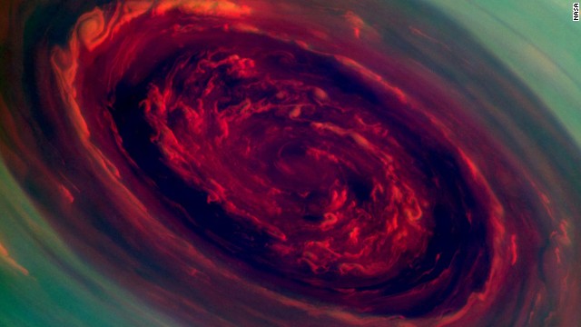 Un descomunal huracán azota Saturno