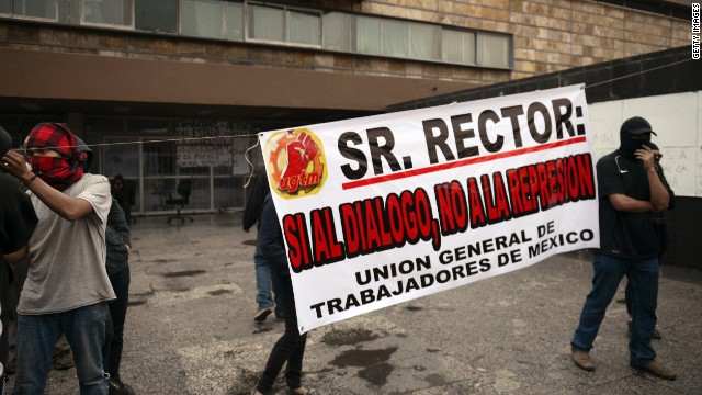 Encapuchados quitan mantas y abandonan la rectoría de la UNAM en México