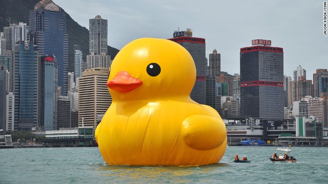 Dos patos de goma gigantes toman la bahía de Hong Kong para impulsar la  «doble felicidad»