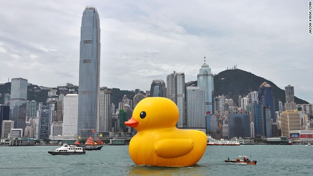 The duck added a surreal touch to the city´s iconic skyline. No doubt those in the Central financial district found time in their busy days to post countless photos to social media taken from their high office perches.