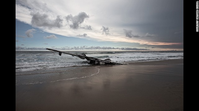 The photographer uses the Internet, forums, archives and Google Earth to find the aircraft. "Once in the area, I ask local pilots for information on the story and location," says Eckell. Here a Grumman HU-16 Albatross wing rests in the surf on Mexico's Pacific Coast. It wrecked in 2004.