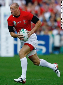 Urban believes rugby player Gareth Thomas set the perfect example for athletes wishing to "come out". "He proceeded in stages," Urban said of the Welshman who publicly revealed his sexuality in 2009. "First he outed himself to his wife. Then he told his coach and then two players. After each step he received positive feedback."