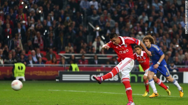 Benfica hit back with 22 minutes remaining when Oscar Cardozo netted from the penalty spot after Cesar Azpilicueta handled inside the penalty area. 