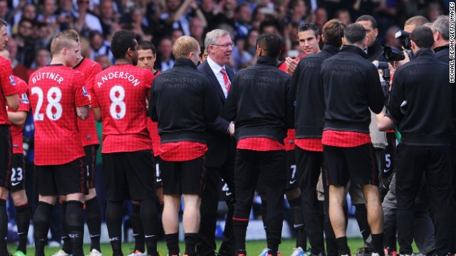 Alex Ferguson receives a guard of honor from his Manchester United players to mark his 1500th and final game in charge of the new EPL champions. 