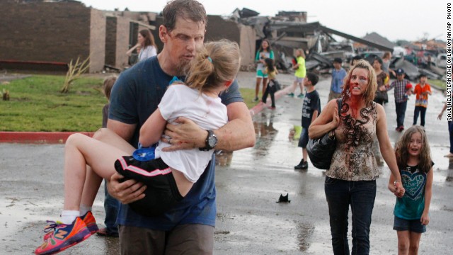 Un fotógrafo capta el coraje en Oklahoma tras un tornado devastador