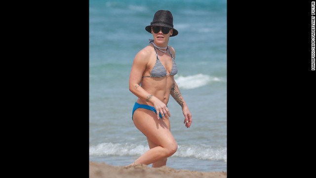 It's that time of the year again when folks strip down and hit the warm beach sands for a bit of fun in the sun. Singer Pink got a jump on the action in February when she and her husband, Carey Hart, spent the day on the beach in Miami with their daughter Willow. Here are some other stars who enjoy the waves: