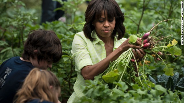 First lady welcomes Superstorm Sandy-affected students to White House garden