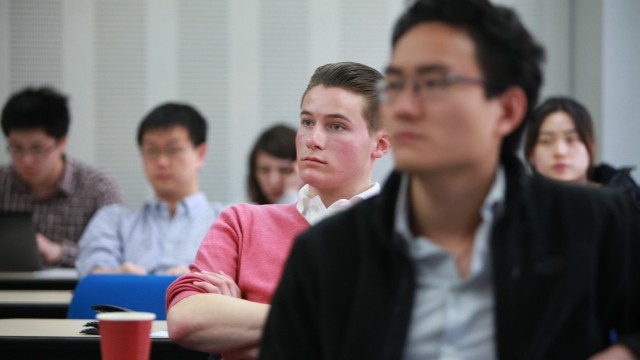 El bajo costo y la formación en un país emergente atraen a jóvenes a China