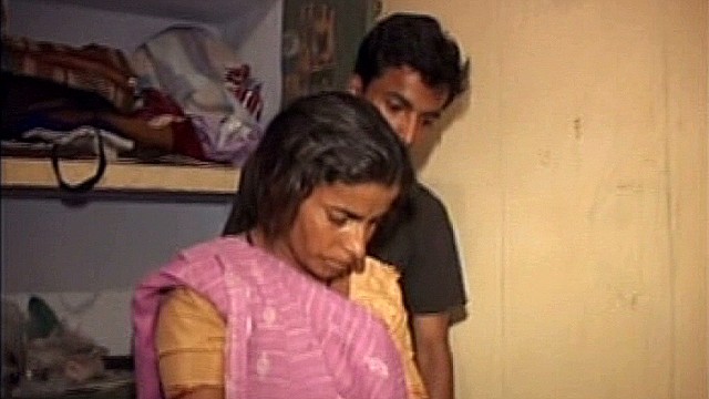 Un joven indio nacido en prisión trabaja para pagar la fianza de su madre