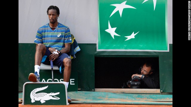 Monfils reacts after losing to Robredo on May 31.